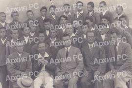 2. разред Ниже пољопривредне школе у Бањалуци; наставници (сједе): Антун Мачинић, Маријан Бићанић, Милан Ступар, Милан Јанковић и Душан Кадић