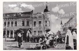 Угао улица фра Грге Мартића и Господске, испред Хотела „Аустрија“ у Бањалуци; на фотографији аутомобил