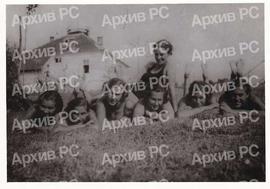 На обали Врбаса у Бањалуци: 1. Љубица Мркоњић, 2. Драгица Мркоњић, 3. Вуја Ољача, 4. Ружа Ољача, ...