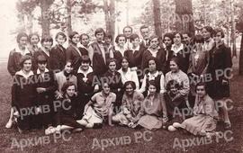 Излет ученица Учитељске школе у Бањалуци; десно Ружа Ољача; трећа слијева сједи Душанка Илић (са марамом); са бијелом ружом, до ње, Ангелина Миљуш