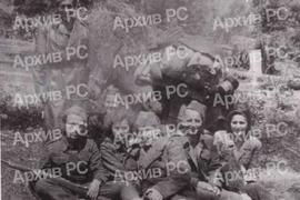 Стоји Живко Билбија, сједе: Стево Рашић, Гордана Клиндо, Роса (кћерка четничког војводе), Осман И...