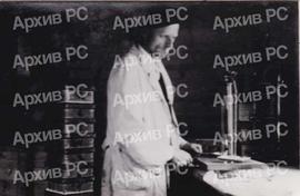 Лабораторија за испитивање гранулометрије минерала у асфалтној бази у Залужанима; Јово Вулин, испред Министарства грађевина