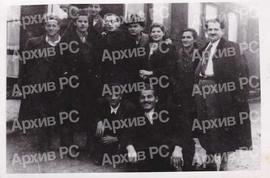 Драмска група РКУД „Пелагић“ на турнеји Приједор и Дрвар; чуче: (?) Десић, Илија Париповић; стоје: Суљица Халалкић, Сида Лонић, Пишта (?), Ћамил Бућо, Здравко Ластрић, Вукица Василисни, Стана Кушмић, Стево Дакић