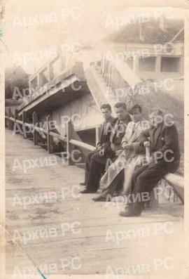 Ћуприја у Санском Мосту: шофер (?), Адем Ковачевић, Хабија Бећирбашић и Жарко Врањешевић (командант мјеста)
