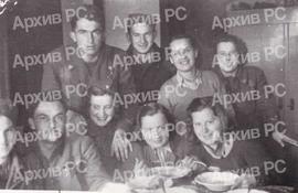 Санитет 13. пролетерске бригаде „Раде Кончар“; у првом реду др Ладислав Лаци Комчариш, у другом п...