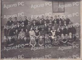 Ученици Реалне гимназије у Бањалуци пред школом