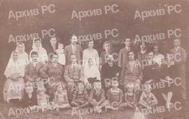 Породица Мацура из Бањалуке у Доњем Јеловцу крај родне куће Филипа Мацуре